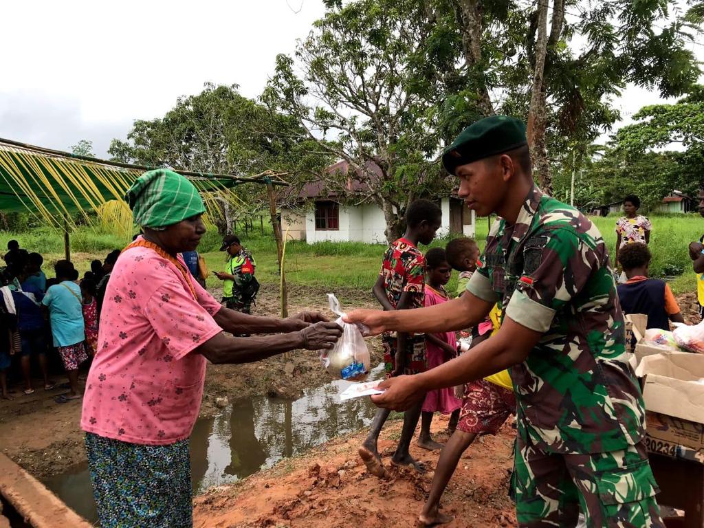 Satgas Yonif Raider 600 Modang Lakukan Pengobatan Dan Pembagian Nutrisi