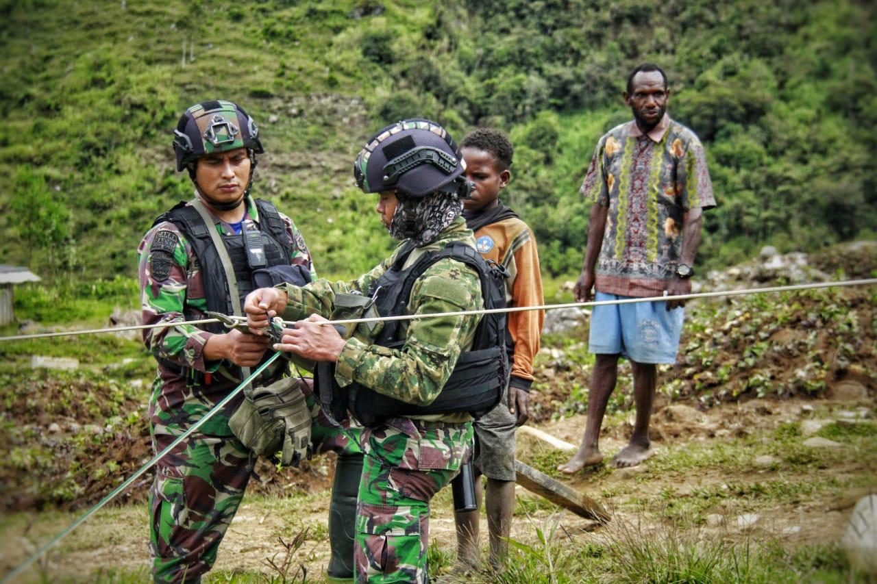 Satgas Yonif Raider Gt Kostrad Bantu Pemasangan Instalasi Listrik