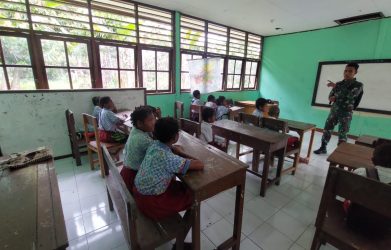 Satgas Yonif 126/KC Jadi Guru