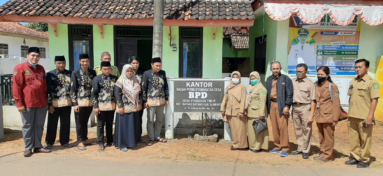 Foto : Ketua dan Anggota BPD Nyabakan Timur bersama Tim Monev dari Balai Besar Kementerian Dalam Negeri dan DPMD Sumenep.