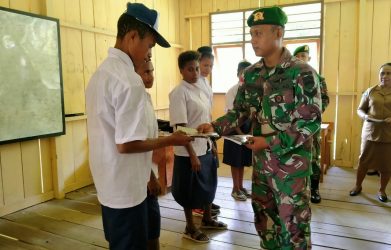 Satgas Yonif 126/KC Mengajar Dan Bagikan Perlengkapan Sekolah
