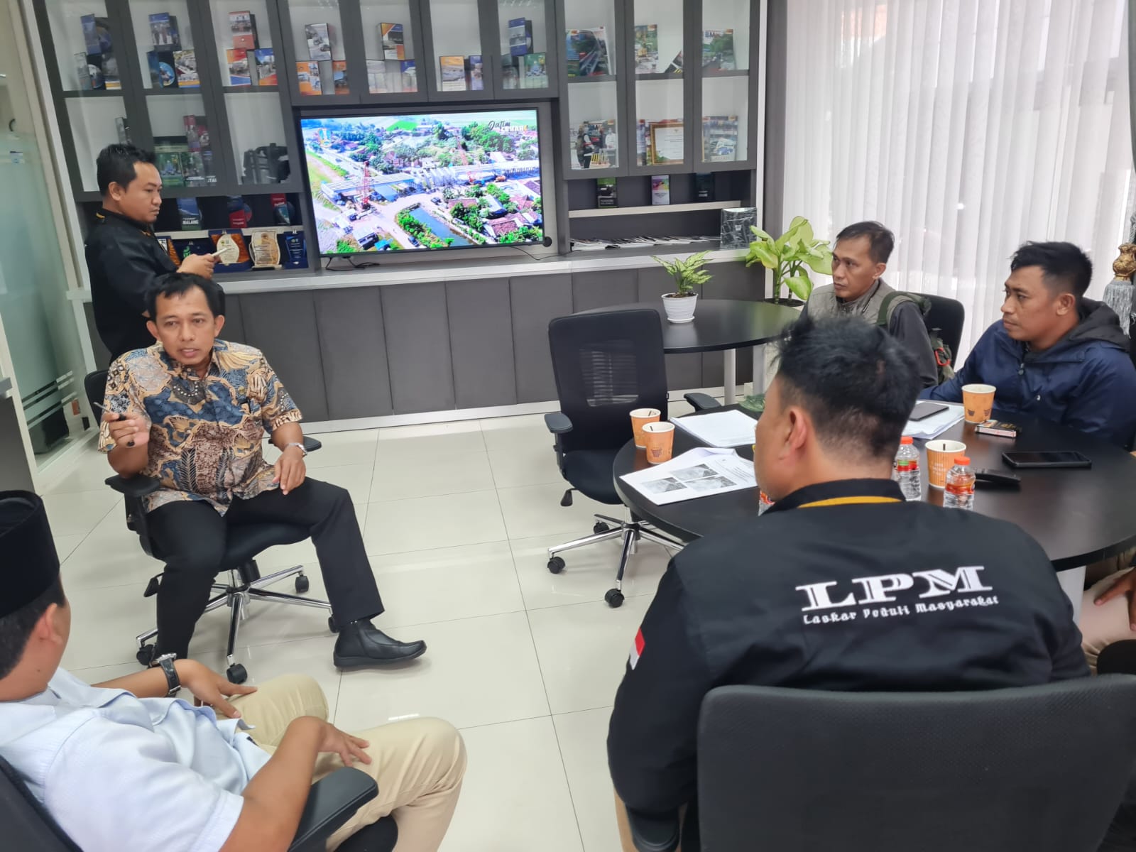 Foto LPM beraudiensi dengan PU bina marga Jawa timur 