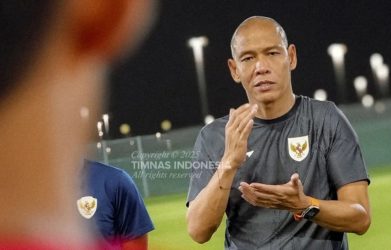 pelatih-timnas-indonesia-nova-arianto-saat-memberikan-instru-rmsu.jpg
